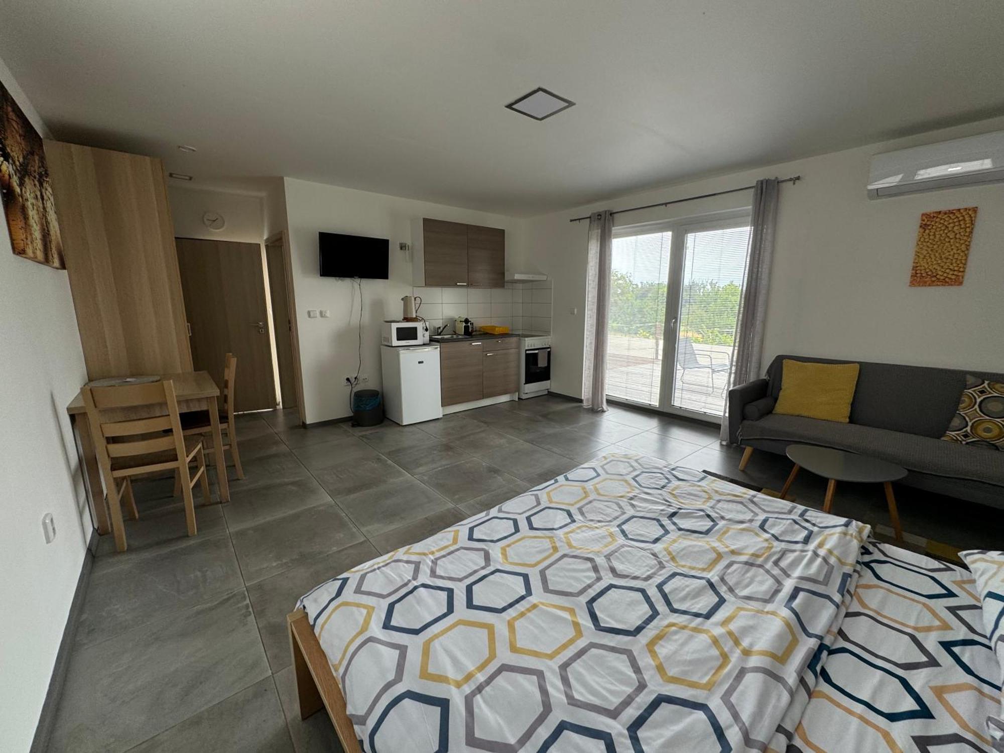 Apartmany Miromar Podivin Exteriör bild