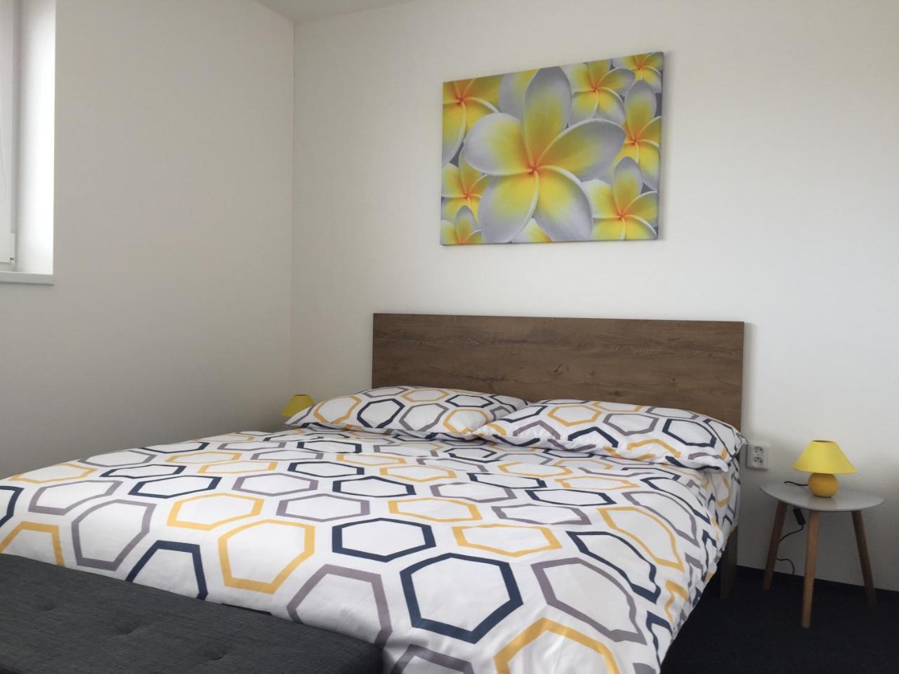 Apartmany Miromar Podivin Exteriör bild